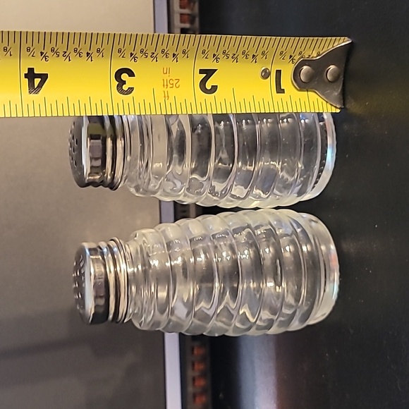 Vintage Beehive Pattern Glas Salt & Pepper Shakers - Picture 7 of 8